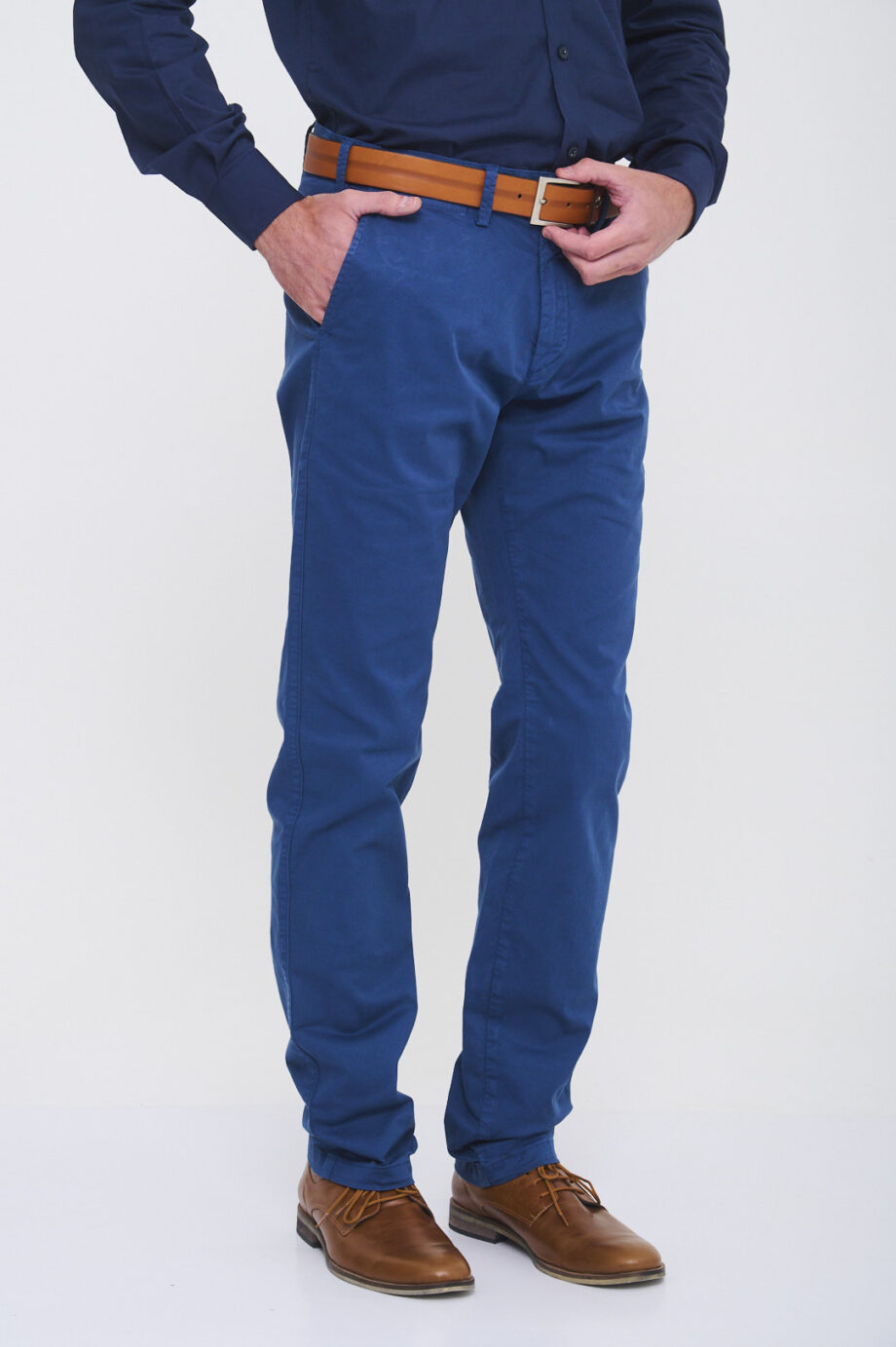 Chino regular fit de gabardina teñida