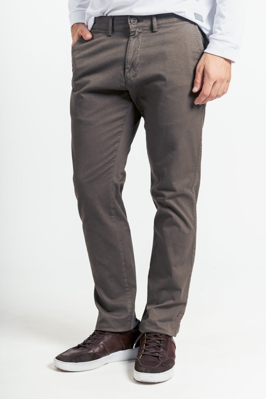 Chino básico regular fit de gabardina teñida