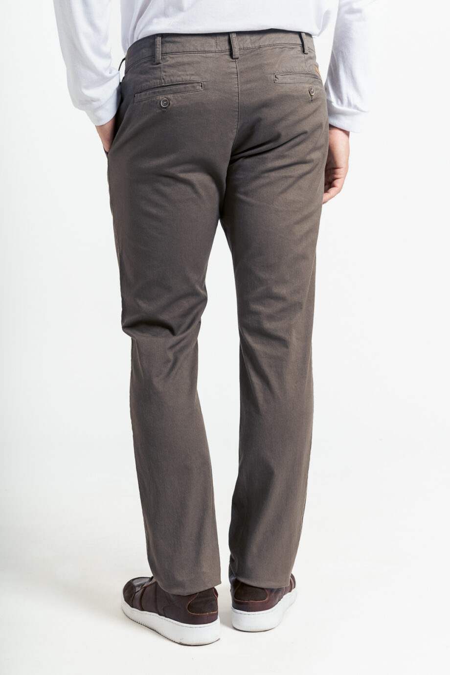 Chino básico regular fit de gabardina teñida