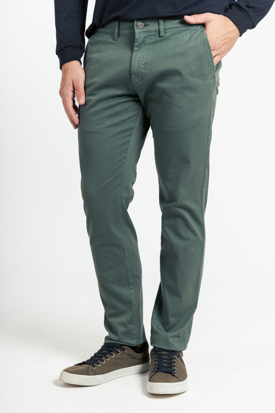Chino básico regular fit de gabardina teñida