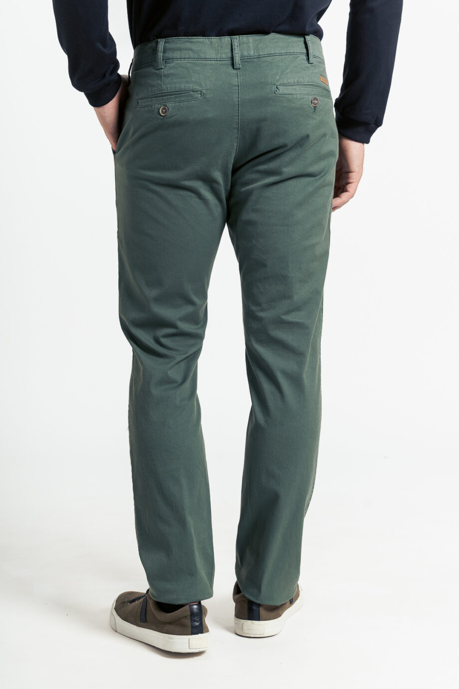 Chino básico regular fit de gabardina teñida