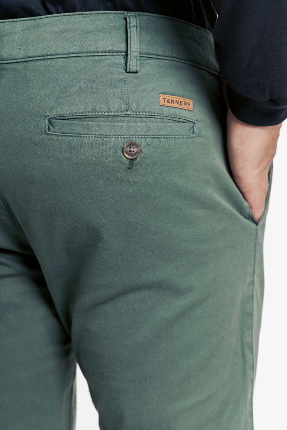 Chino básico regular fit de gabardina teñida
