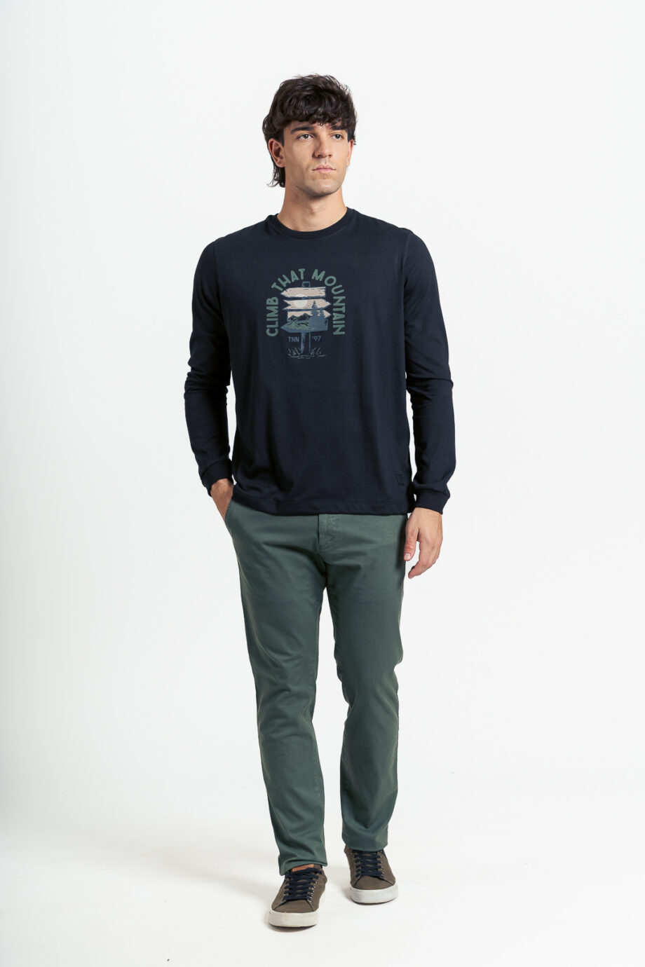 Chino básico regular fit de gabardina teñida