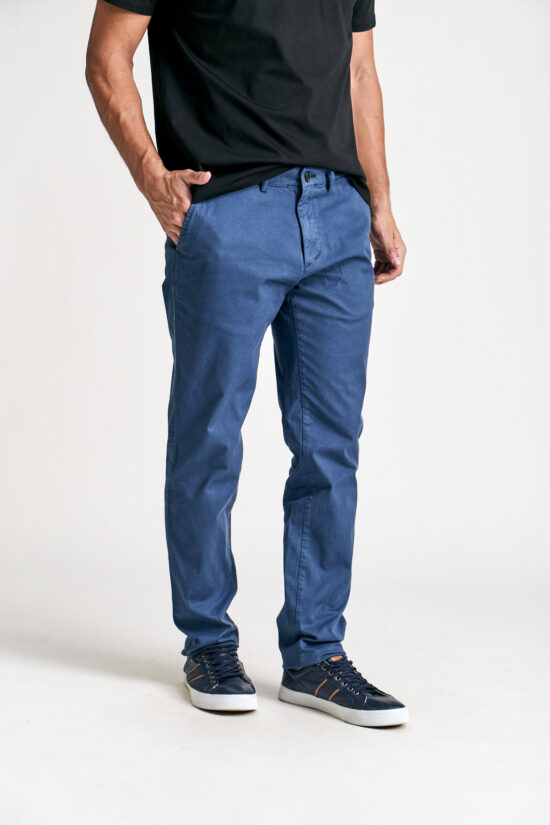 Chino básico regular fit de gabardina teñida