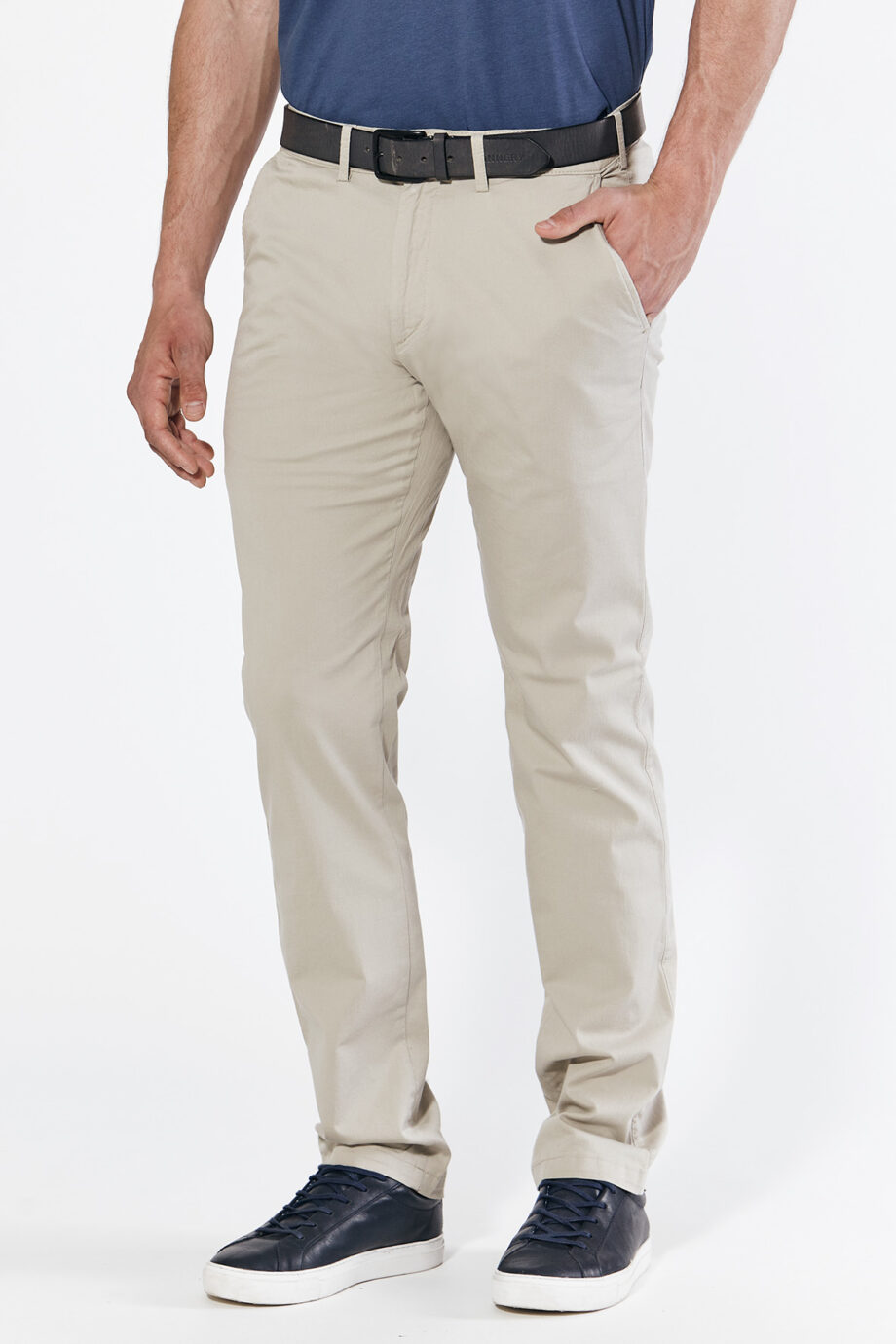 Chino básico regular fit de gabardina liviana