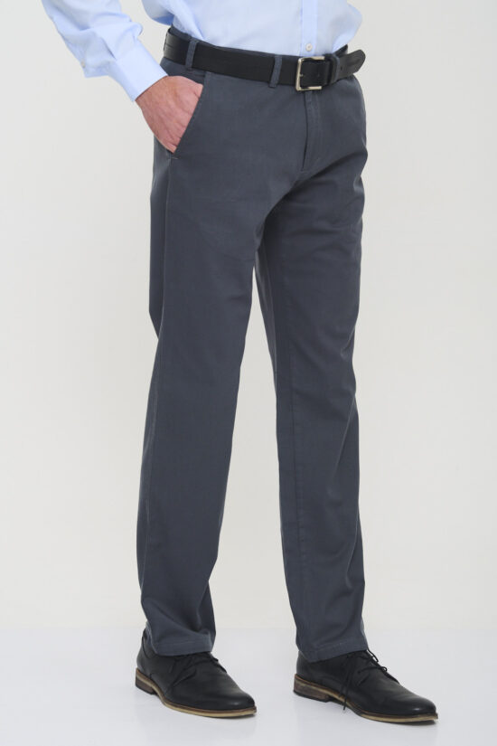 Chino básico regular fit de gabardina liviana