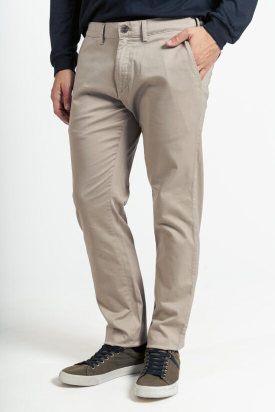 Chino básico regular fit satinado