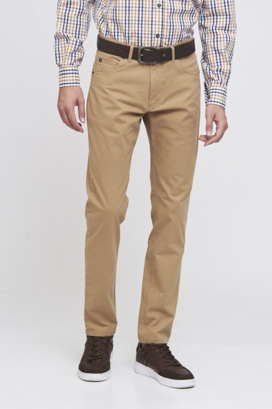 Pantalón corte jean regular fit de gabardina elastizada