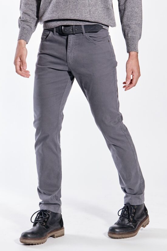 Pantalón corte jean regular fit de gabardina