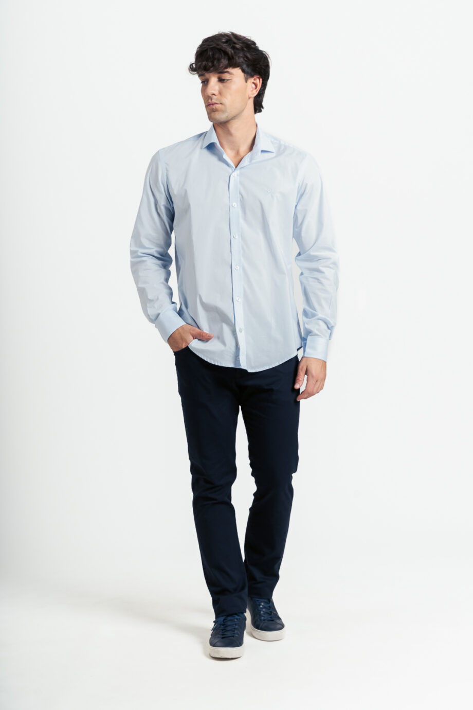 Pantalón corte jean regular fit de gabardina liviana