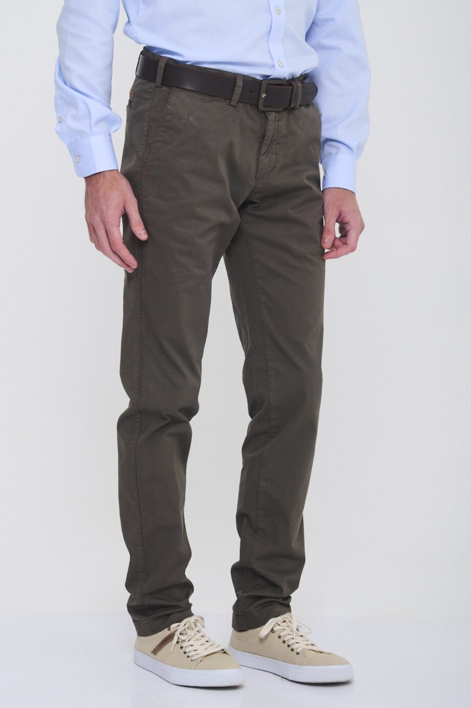 Chino slim fit de gabardina teñida