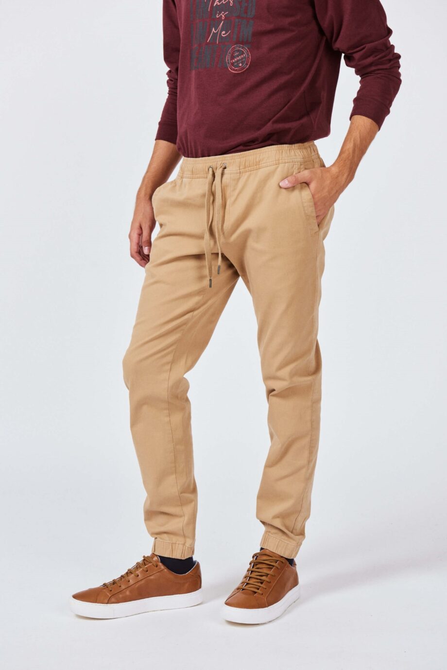 Jogger slim fit de gabardina