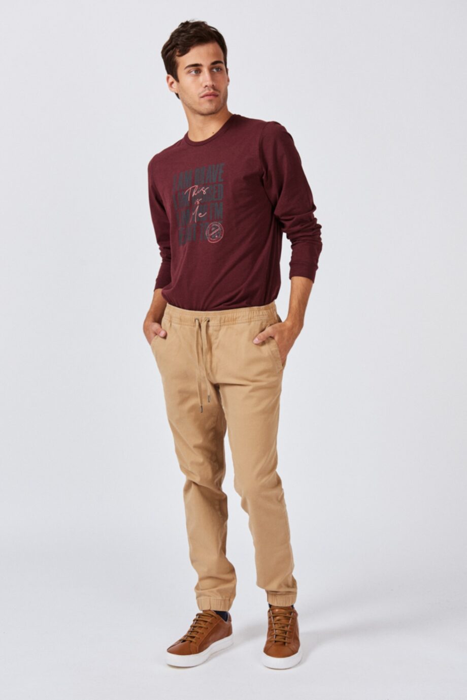 Jogger slim fit de gabardina