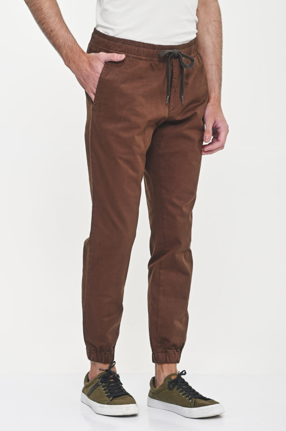 Jogger slim fit de gabardina