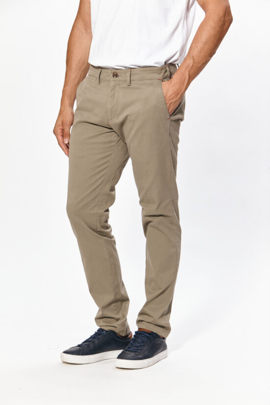 Chino básico slim fit de gabardina