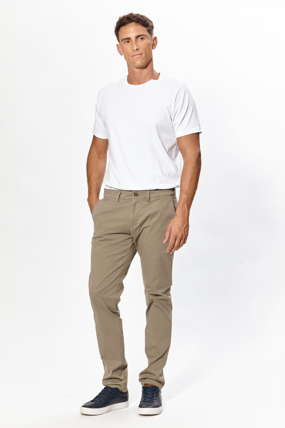 Chino básico slim fit de gabardina
