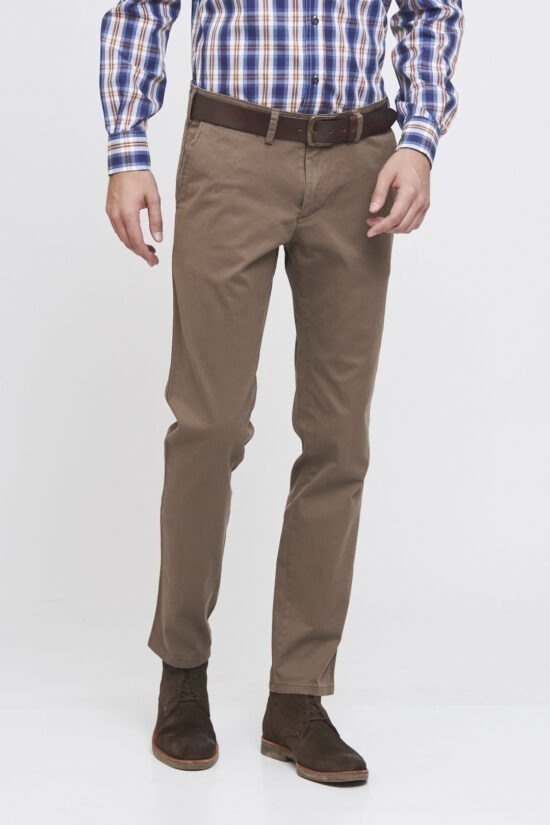 Chino básico slim fit de gabardina