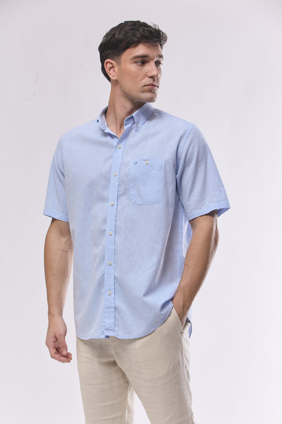 Camisa lisa relaxed fit de lino